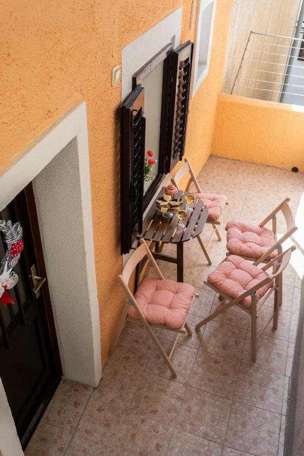 Apartman Verbenia Vrbnik Buitenkant foto