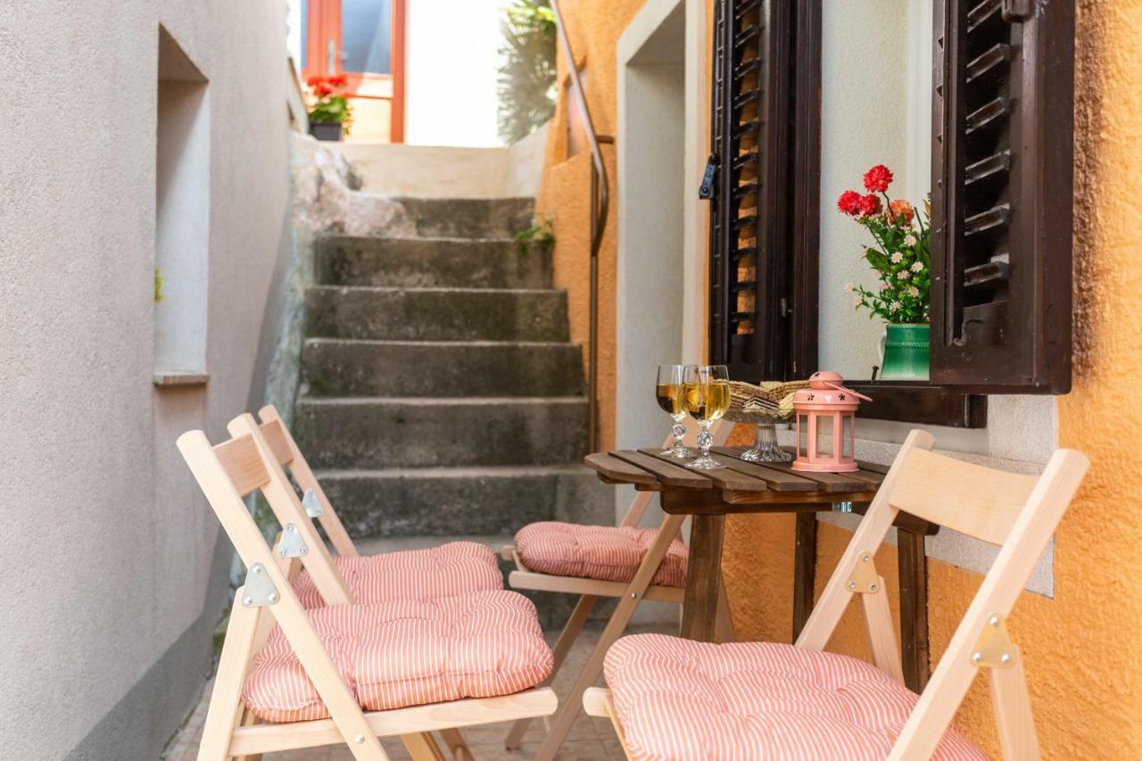 Apartman Verbenia Vrbnik Buitenkant foto